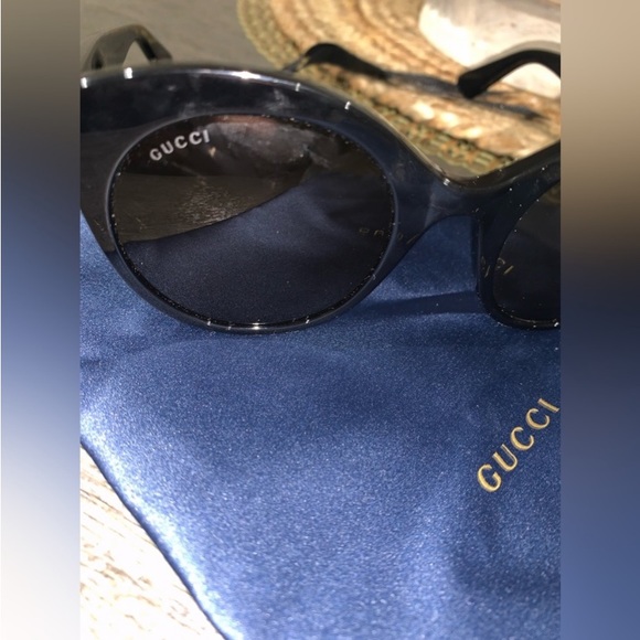 GUCCI SUNSHADES- BLACK - Picture 2 of 6